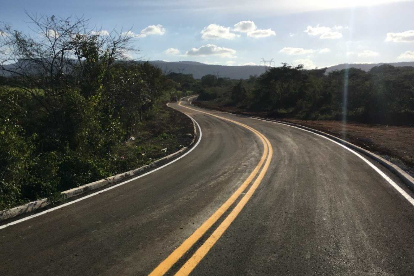 Carretera pavimentada por Crea y Forma con señalización vial