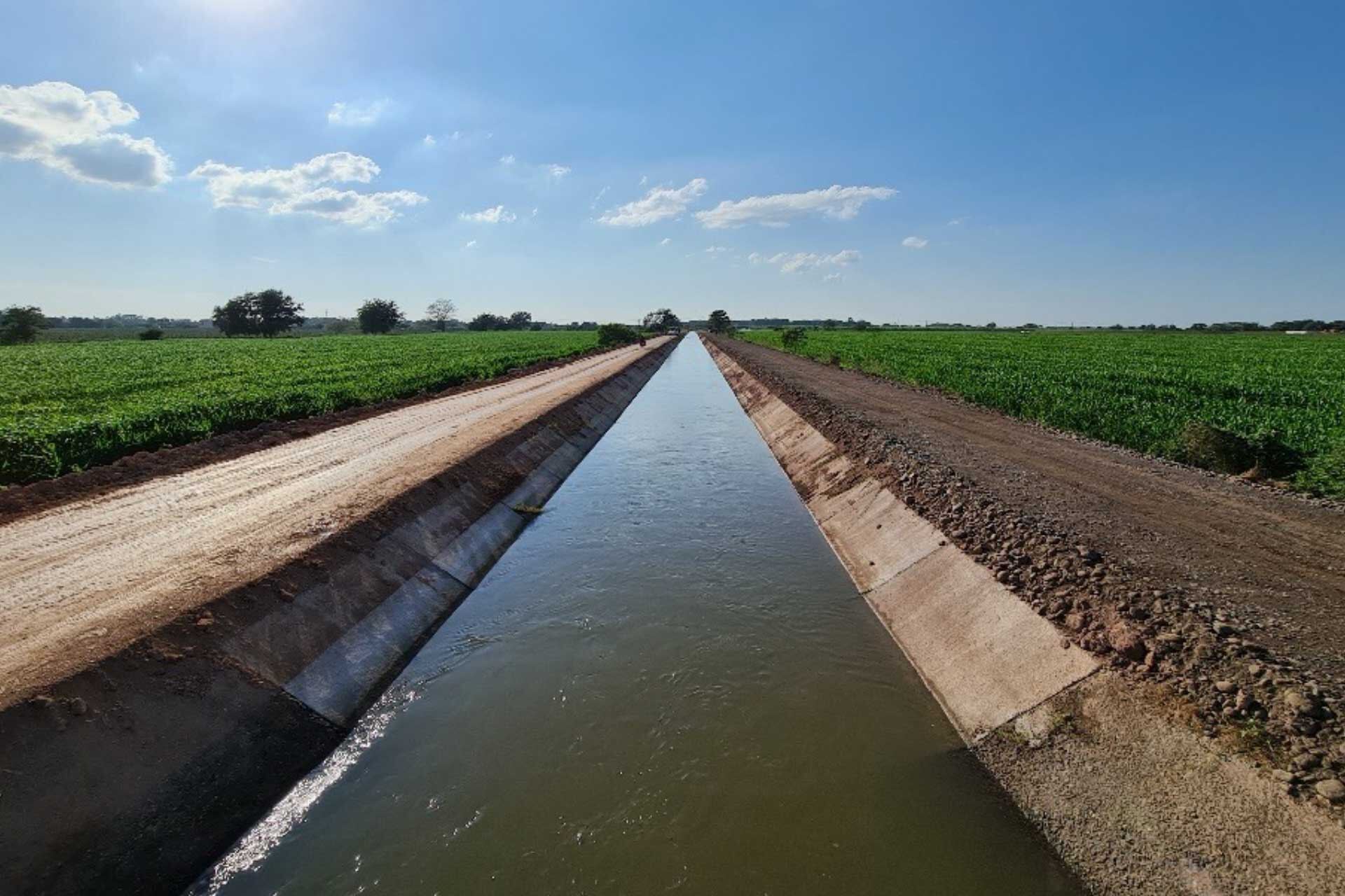 Canal de infraestructura hidráulica construido por Crea y Forma en campos agrícolas de Nayarit